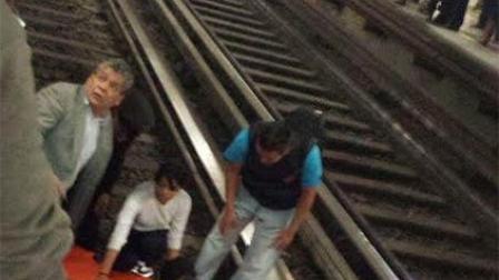 Usuarios del STC Metro participaron en el rescate de la mujer accidentada.