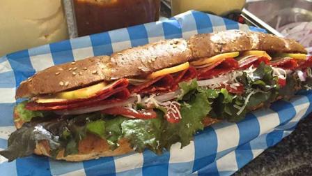 Durante la feria se podrán disfrutar tortas de avestruz, mantarraya, cocodrilo, alambre de mariscos, hasta las clásicas de jamón, queso y pierna.  Foto: Rodolfo Dorantes 
