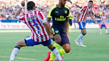 Chivas comenzó bien el partido, neutralizando los pocos ataques del Arsenal y fabricando algunas llegadas de peligro