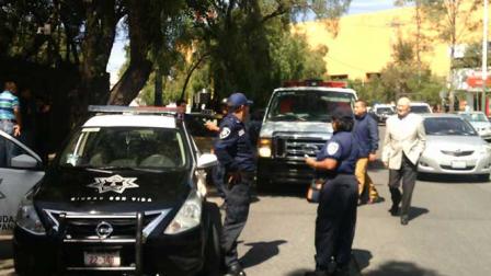 Los primeros reportes indican que hay un escolta herido de bala en la cabeza, pero fue trasladado al hospital de Traumatología de Lomas Verdes
