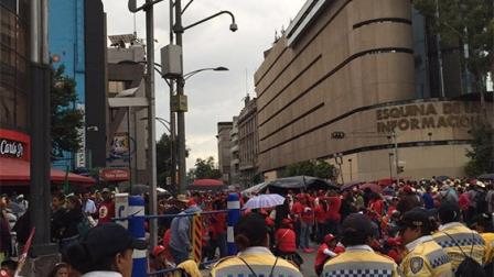 Elementos de la Policía de Tránsito mantienen presencia en Bucareli. 