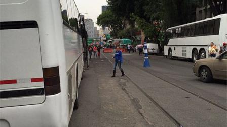 Sobre Morelos se encuentran camiones de los campesinos y la circulación permanece cerrada.
