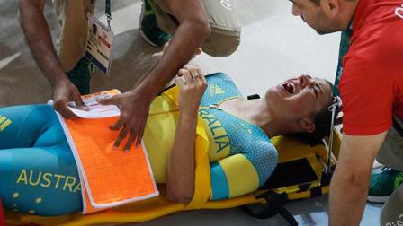 La ciclista no pudo ponerse de pie por si sola y fue atendida de emergencia (AP)