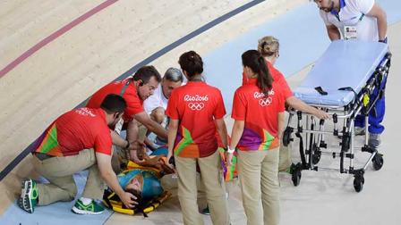 La ciclista no pudo ponerse de pie por si sola y fue atendida de emergencia (AP)