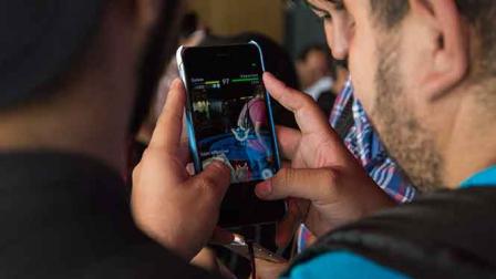 Además considera que aumenta el riesgo de sufrir robo del celular y distracción en clases.  