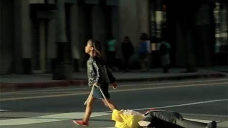 El video dirigido por Luis Aira es estelarizado por la niña hispana Sara Valesillos, quien arrastra una piñata alusiva al candidato republicano por las calles de Los Ángeles hasta tirarla en un cubo de la basura. (Tomada de YouTube)