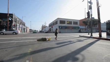 El video dirigido por Luis Aira es estelarizado por la niña hispana Sara Valesillos, quien arrastra una piñata alusiva al candidato republicano por las calles de Los Ángeles hasta tirarla en un cubo de la basura. (Facebook)