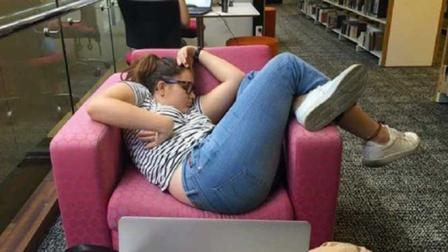 Una "pestañita" en la biblioteca de la Universidad en una posición no muy cómoda... ¡que empiecen los memes! Foto: Internet