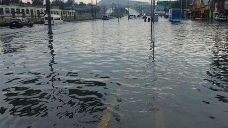 La intensa lluvia provocó que la Calzada Ignacio Zaragoza se inundara, por lo que la circulación vehicular está afectada. Foto: Rodolfo Dorantes