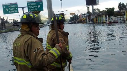 La intensa lluvia provocó que la Calzada Ignacio Zaragoza se inundara, por lo que la circulación vehicular está afectada. Foto: Rodolfo Dorantes