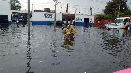 La intensa lluvia provocó que la Calzada Ignacio Zaragoza se inundara, por lo que la circulación vehicular está afectada. Foto: Rodolfo Dorantes