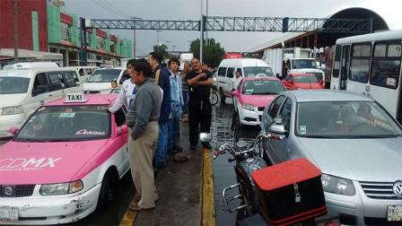 La intensa lluvia provocó que la Calzada Ignacio Zaragoza se inundara, por lo que la circulación vehicular está afectada. Foto: Rodolfo Dorantes