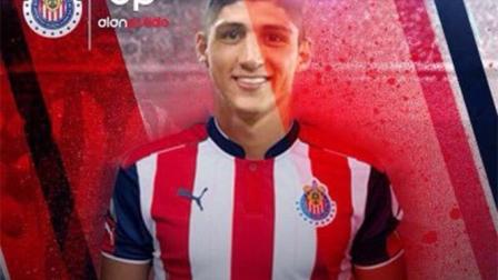 El delantero ya presume en redes sociales esta imagen portando la camiseta del Guadalajara. (@puliidooo)