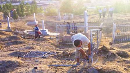 Trabajadores preparan el terreno en el cementerio de Samarkanda, tierra natal del fallecido presidente Islam Karimov. Foto: AP