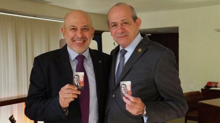Guillermo Calderón, titular del Metrobús; y Enrique Fernández, director del IPN, presentaron la tarjeta conmemorativa.