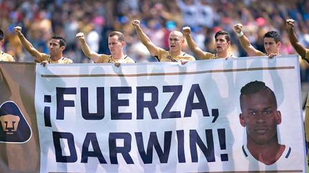 Los Pumas salieron con una manta en solidaridad con Darwin Quintero y su problema de (Mexsport)