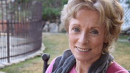 Charmian Carr (a la derecha) murió el sábado por complicaciones de una rara forma de demencia en Los Ángeles. (AP)