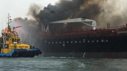 El buque Burgos transporta 81 mil barriles de diésel, 7 mil de gasolina magna y 16 mil de gasolina combinada.