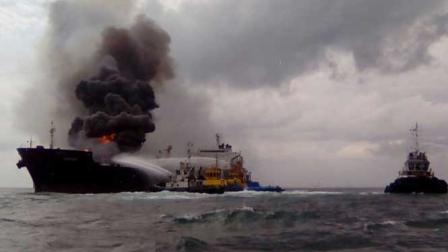 El buque Burgos transporta 81 mil barriles de diésel, 7 mil de gasolina magna y 16 mil de gasolina combinada.