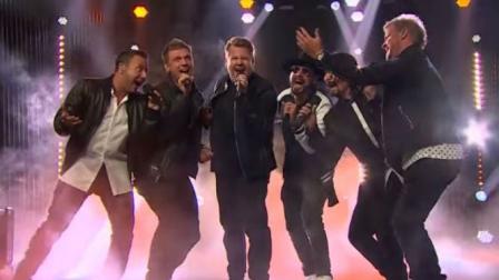 El conductor se unió a la banda para promocionar la residencia del grupo en Las Vegas.El conductor se unió a la banda para promocionar la residencia del grupo en Las Vegas.
