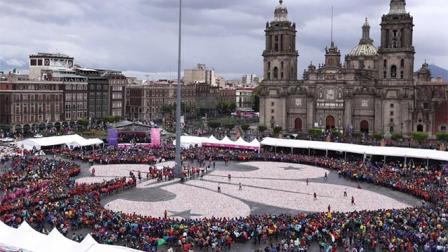 Scouts forman en el Zócalo una flor de lis gigante