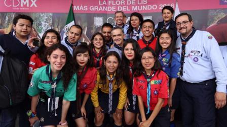 Miguel Ángel Mancera convivió con jóvenes scouts que participaron en el evento. 
