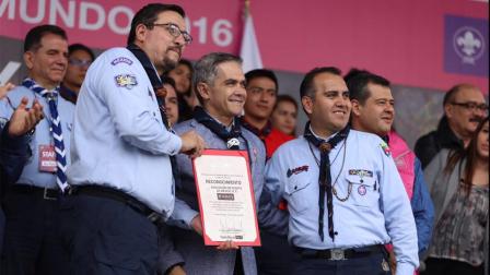 Miguel Ángel Mancera convivió con jóvenes scouts que participaron en el evento. 