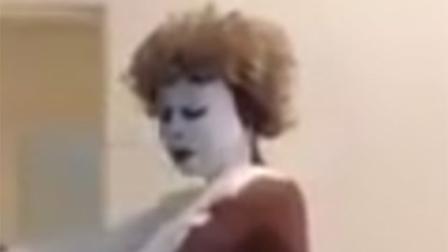 Al pintar su cuerpo de blanco, la mujer protestó por todas las matanzas en EU contra los afroamericanos. (Foto: YouTube)