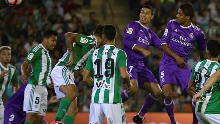 Con este cabezazo, Varane puso el primero del Real Madrid en el Villamarín (Reuters)