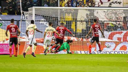 Michael Arroyo anotó de tiro libre con colaboración de Vilar y un desvío para darle el triunfo al América (Mexsport)