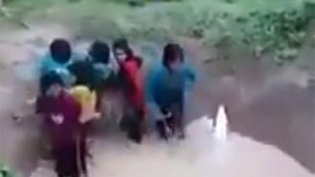 Aunque en un principio parece un pozo con agua, en realidad estaba infestado con serpientes. 