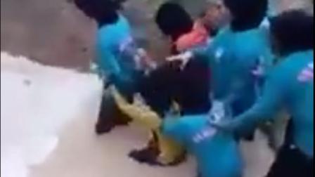 Aunque en un principio parece un pozo con agua, en realidad estaba infestado con serpientes. (Foto: YouTube)