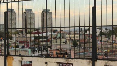 En el Barrio Bravo ya lo conocen; ahora se abre espacio en otros lugares y, asegura, cantará en NY, sin olvidar el lugar que lo vio nacer