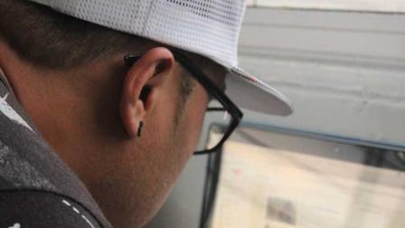 En el Barrio Bravo ya lo conocen; ahora se abre espacio en otros lugares y, asegura, cantará en NY, sin olvidar el lugar que lo vio nacer