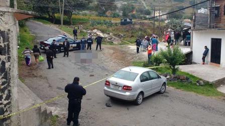 Elementos de la Secretaría de Seguridad Pública capitalina acordonaron la zona del crimen en el Pueblo de Magdalena Petlacalco. Foto: Ricardo Vitela