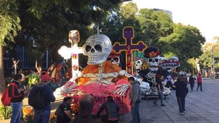 Calaveras Gigantes desfilarán este sábado al estilo "James Bond" en la cinta "007: Spectre". Foto: Jorge González