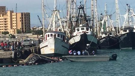 La embarcación se encontraba volteada completamente hacia la banda de estribor a un costado del muelle pesquero