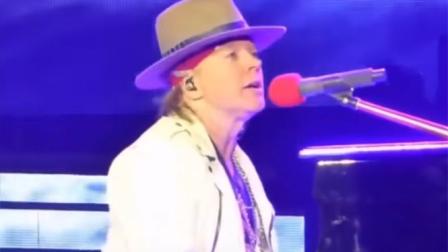 Durante una parte de la canción 'November Rain' comenzaron a escucharse sonidos extraños del piano.
