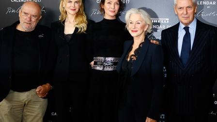 Peter Lindbergh, Nicole Kidman, Uma Thurman, Helen Mirren, y el CEO Pirelli Group, Marco Tronchetti Provera, durante la presentación del calendario.