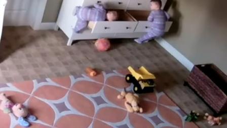 En el video se observa como uno de los gemelos intenta todo para ayudar a su hermano y logra liberarlo.