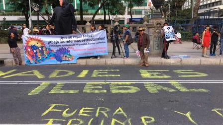 Los inconformes protestaron frente a la Embajada de EU y salieron en marcha hacia el Zócalo. Foto: Antonio García