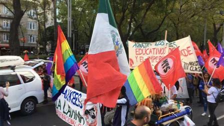 Los inconformes protestaron frente a la Embajada de EU y salieron en marcha hacia el Zócalo. Foto: Antonio García
