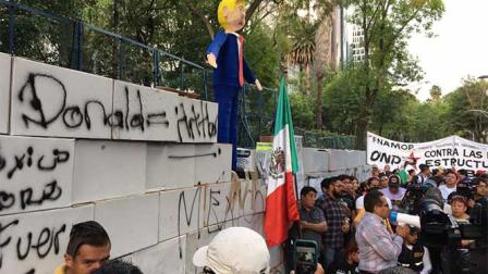 Los inconformes protestaron frente a la Embajada de EU y salieron en marcha hacia el Zócalo. Foto: Antonio García