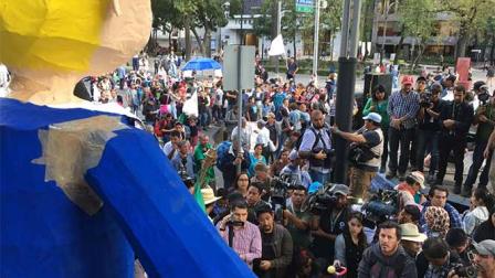 Los inconformes protestaron frente a la Embajada de EU y salieron en marcha hacia el Zócalo. Foto: Antonio García