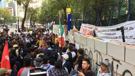 Los inconformes protestaron frente a la Embajada de EU y salieron en marcha hacia el Zócalo. Foto: Antonio García