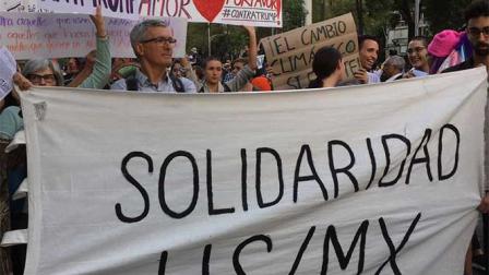 Los inconformes protestaron frente a la Embajada de EU y salieron en marcha hacia el Zócalo. Foto: Antonio García