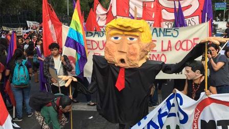 Los inconformes protestaron frente a la Embajada de EU y salieron en marcha hacia el Zócalo. Foto: Antonio García