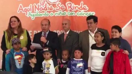 Felipe Calderón en un acto en el que donó su pensión de expresidente.