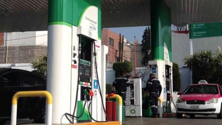 Desde la tarde de ayer la estación de servicio ubicada en Satélite abrió y brinda servicio completo al Valle de México. Fotos Héctor Cano