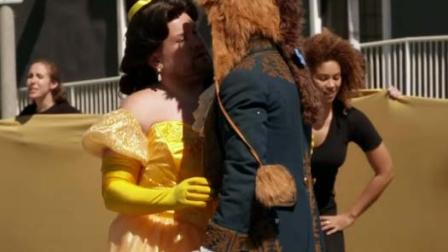 Dan Stevens aparece como la Bestia, Luke Evans como el villano Gastón, y Josh Gad hace a LeFou y a Lumiere. ¿Y la Bella? Corden decidió tomar este papel de la famosa princesa. (Foto: YouTube)